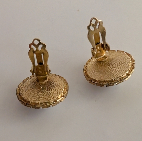 Vintage White Round Earrings Clip On Earrings - Picture 3 of 4